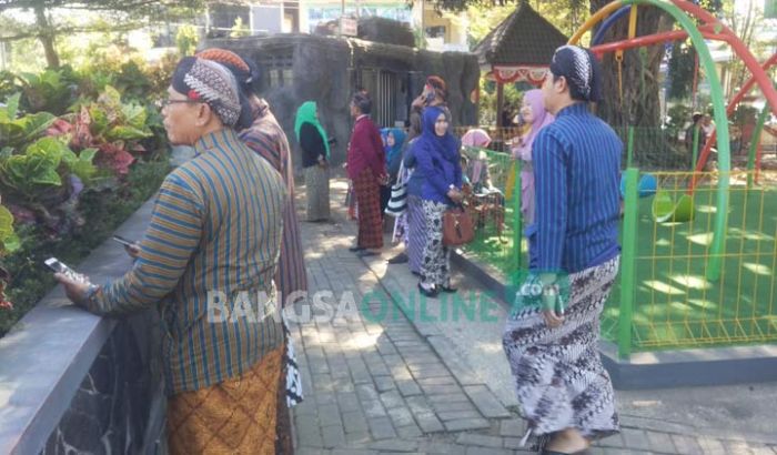 Pejabat Pemkab Trenggalek yang Dilantik Wajib Pakai Baju Adat Jawa