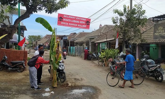 Protes Jalan Rusak, Warga di Sepanjang Jalan Alternatif Kabupaten Pasuruan-Sidoarjo Pasang Banner