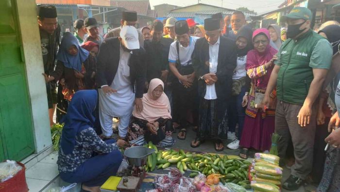 Di Pasar Kedung Maling, Kiai Asep Borong Ikan, Daging Ayam, Sayur, Kerupuk, dan Bubur 