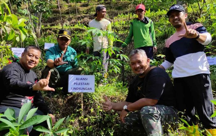Libatkan Relawan, Dispertabun Kabupaten Kediri Tanam Ratusan Pohon di Lereng Gunung Wilis
