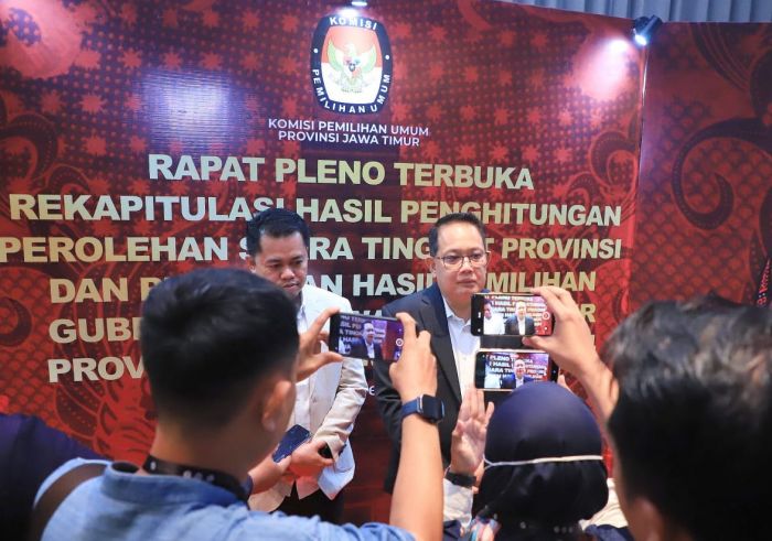 Pj Gubernur Jatim Tinjau Langsung Rekapitulasi Hasil Hitung Suara Pilkada Tingkat Provinsi