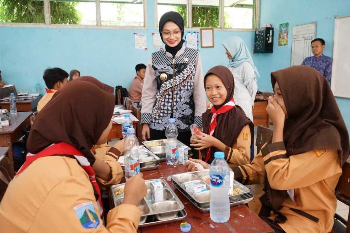 Walkot Vinanda Tinjau MBG di SMP Negeri 8 Kota Kediri