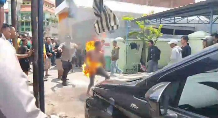 Maling Motor di Gubeng Dibakar Massa