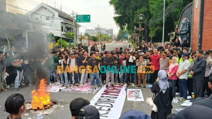 Tuntut Evaluasi MBG, Ratusan Mahasiswa Gabungan Gelar Aksi Demo di Kantor DPRD Kabupaten Kediri