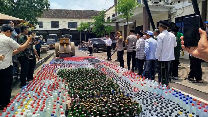 Sambut Ramadan, Polres Jombang Musnahkan Ribuan Botol Miras