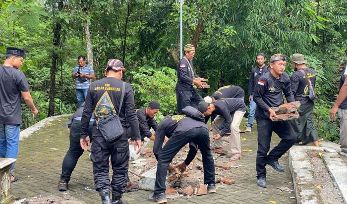 Warga Bongkar Makam Wali Palsu di Ngawi