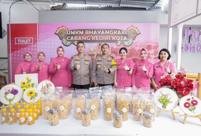 Kapolda Jatim  Kunjungi UMKM Bhayangkari Cabang Kediri Kota, Cicipi Minuman Tradisional