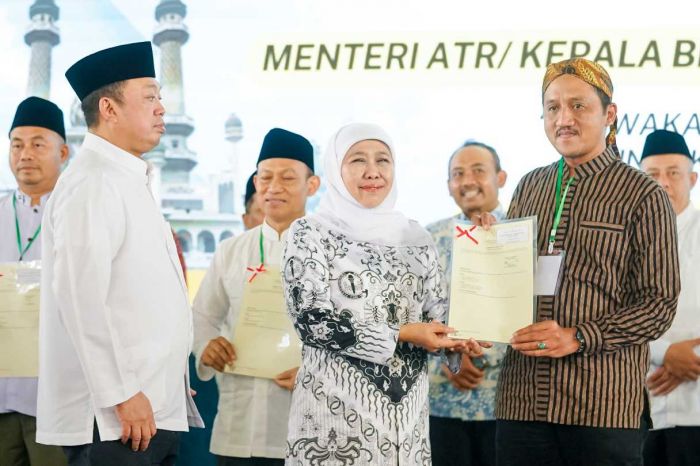 Khofifah Bersama Menteri ATRBPN Serahkan 2.532 Sertifikat Tanah Wakaf dan Tempat Ibadah Jatim