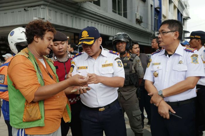 Tindaklanjut Aduan Warga, Dishub Surabaya Tertibkan Jukir Liar dan Parkir Sembarangan di Wilayah ini