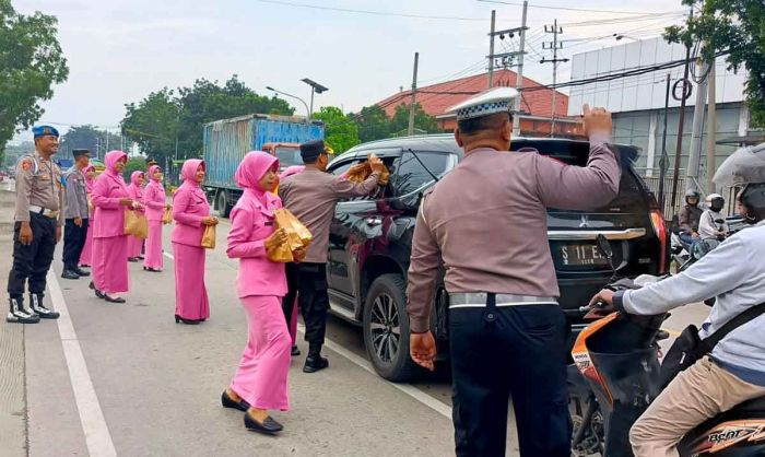 Polres Mojokerto Kota Bagikan Takjil ke Pengendara