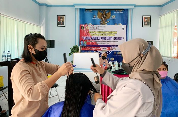 Sedang Asimilasi di Rumah, 15 Klien Pemasyarakatan Bapas Surabaya Jalani Pelatihan Tata Rambut