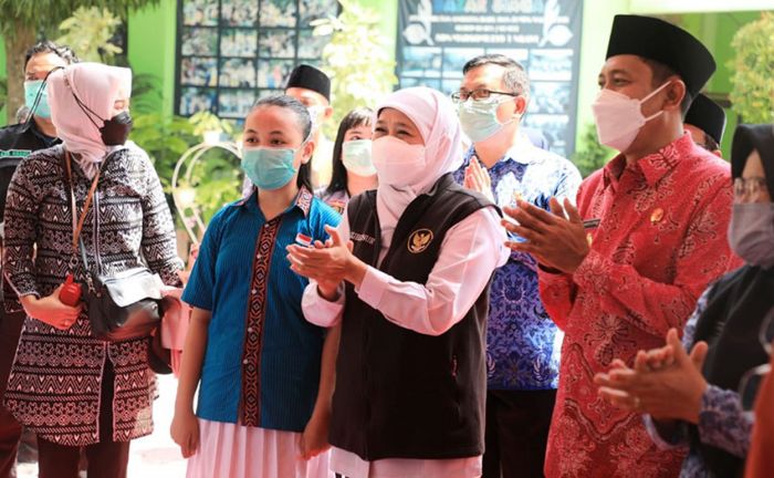 Gubernur Khofifah Ajak Anak-Anak Berani Divaksin saat Tinjau Vaksinasi Covid-19 di Ngawi