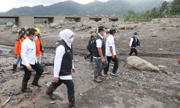 Tinjau Jembatan Dam yang Terputus di Lumajang, Gubernur Khofifah Upayakan Percepatan Rekonstruksi