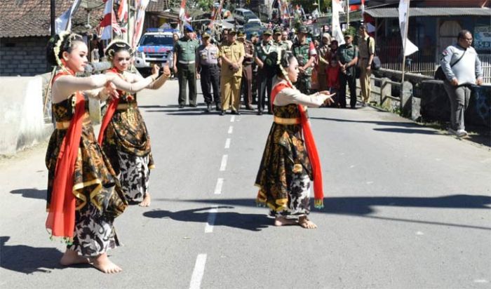 Tari Gambyong Sambut Kedatangan Wasev TMMD di Trenggalek