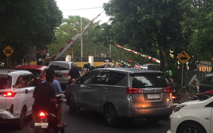Pelemparan KA Pasundan di Kawasan Stasiun Gubeng Diduga Dilakukan oleh Kelompok Anak Muda Bermasker