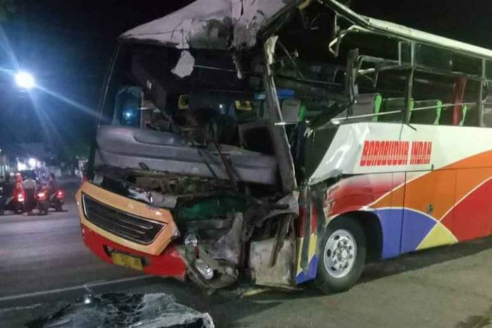 Perbaiki Truknya, Seorang Sopir di Kota Probolinggo Ditabrak Bus 