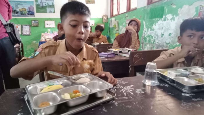 Program Makan Bergizi Gratis Mulai Dilakukan untuk Siswa di Modung Bangkalan