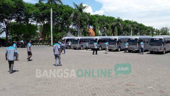 Sopir Minibus Pengantar Peziarah Makam Maulana Malik Ibrahim Demo Pemkab Sopir Minibus Pengantar Peziarah Makam Maulana Malik Ibrahim Demo Pemkab
