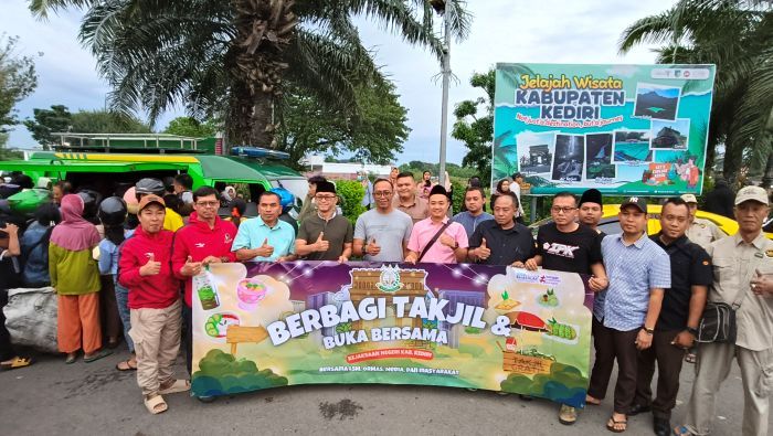 Bersama LSM, Kejari Kabupaten Kediri Bagikan Takjil Gratis di Kawasan SLG