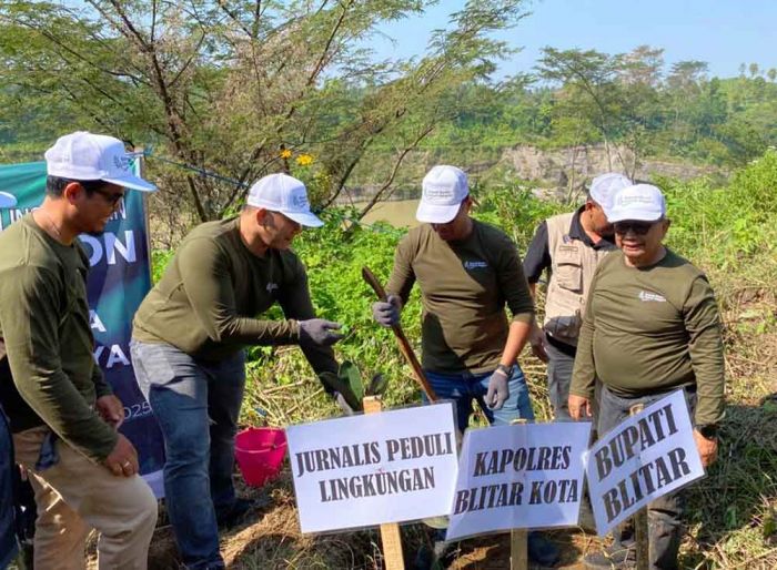 Peringati HUT ke-80 RI, Jurnalis Blitar Lakukan Aksi Tanam Pohon dan Lestarikan Cagar Budaya Peringati HUT ke-80 RI, Jurnalis Blitar Lakukan Aksi Tanam Pohon dan Lestarikan Cagar Budaya