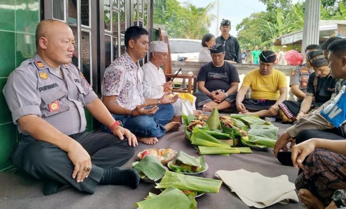 Kapolsek Krembung Takziah dan Bantu Pemakaman Warga