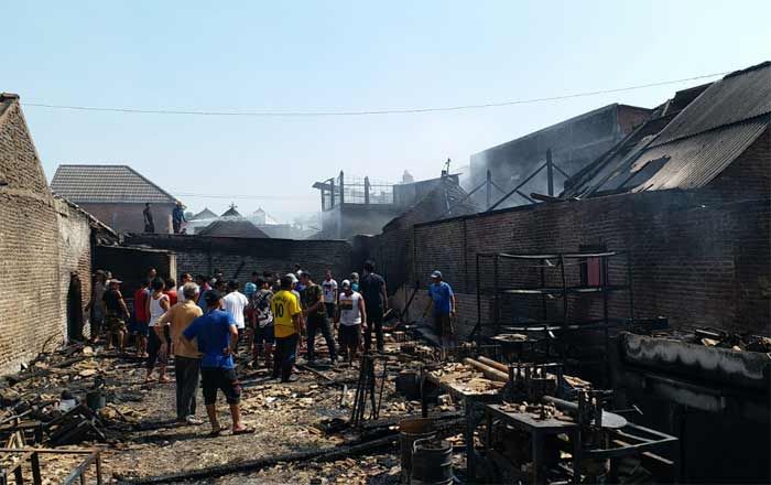 Kebakaran di Wedoro Sidoarjo Kembali Terjadi: Berawal dari Gudang Sandal, 8 Rumah Ikut Tersambar