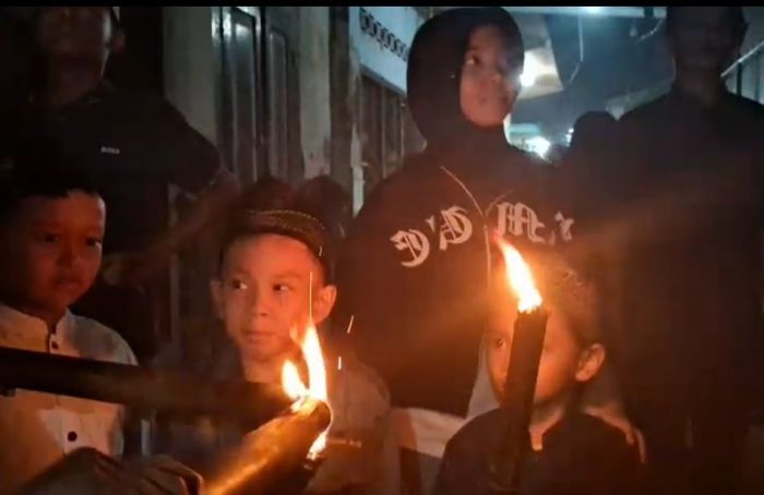 Ratusan Warga Kauman Kota Kediri Pawai Obor Keliling, Jaga Tradisi Langka di Perkotaan Ratusan Warga Kauman Kota Kediri Pawai Obor Keliling, Jaga Tradisi Langka di Perkotaan