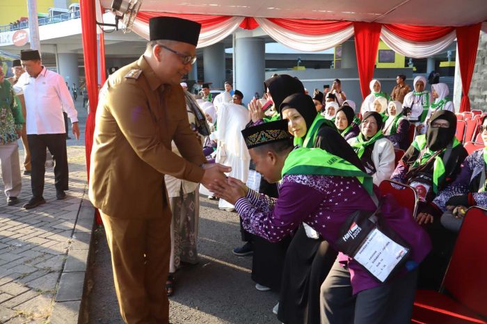 Wabup Alif Lepas Keberangkatan 2.139 JCH asal Gresik 2025 Wabup Alif Lepas Keberangkatan 2.139 JCH asal Gresik 2025