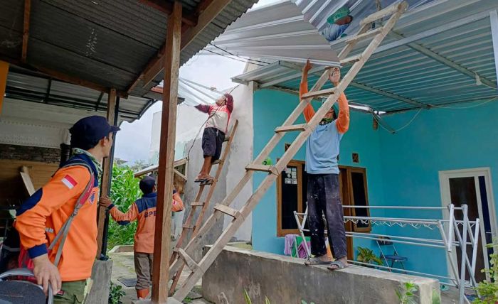 Diterjang Angin Kencang, Atap TPS Pasar Induk Among Tani Timpa Tiga Rumah Warga