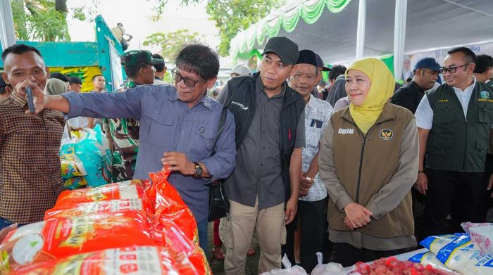 Stabilkan Harga Bahan Pokok, Gubernur Khofifah Gelar Pasar Murah di Lamongan