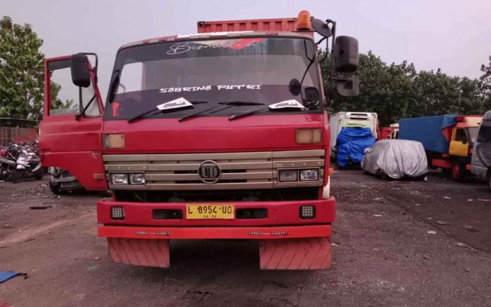 Kurang Konsentrasi saat Nyebrang, Pemotor di Jombang Tabrak Truk Trailer