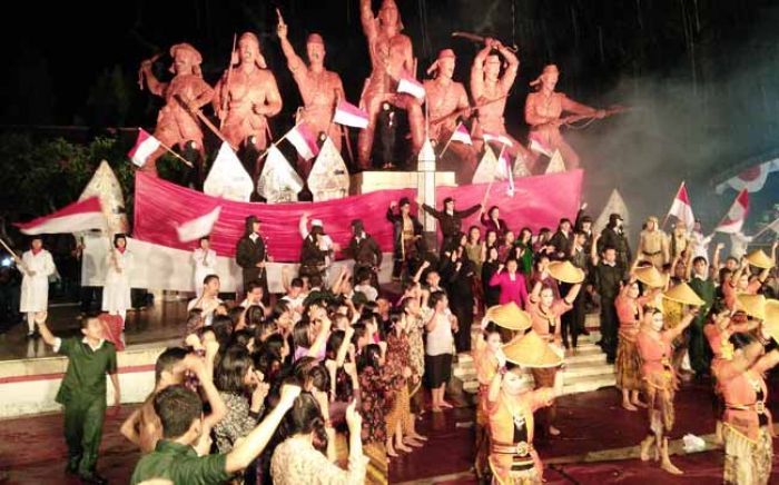 Di bawah Guyuran Hujan, Pemkot Blitar Sukses Gelar Drama Kolosal Peringati HUT PETA Di bawah Guyuran Hujan, Pemkot Blitar Sukses Gelar Drama Kolosal Peringati HUT PETA