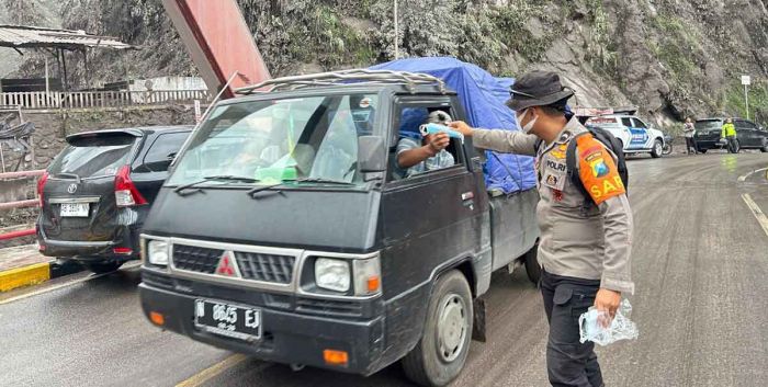 Antisipasi Abu Vulkanik Erupsi Semeru, Tim SAR Polda Jatim Bagikan Masker ke Masyarakat