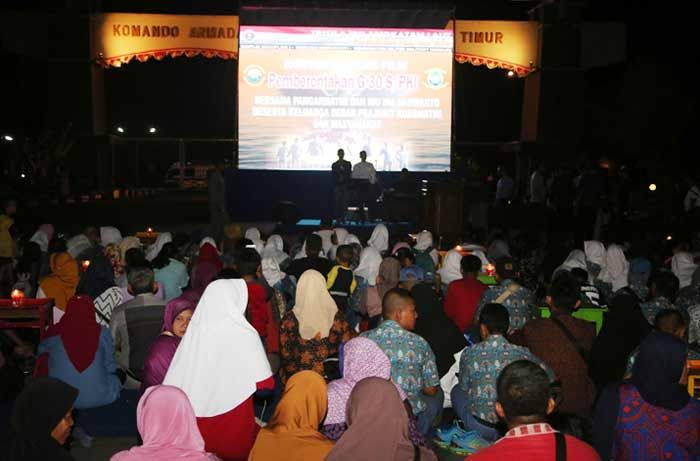 Ribuan Prajurit dan Masyarakat Surabaya Nobar Film Pemberontakan G 30 S/PKI Bersama Pangarmatim