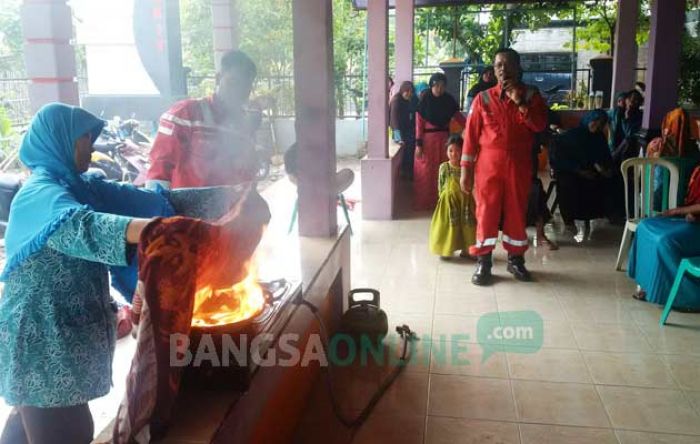 Ibu-Ibu Warga Ring Satu JOB PPEJ Dilatih Padamkan Kebakaran Kompor Gas