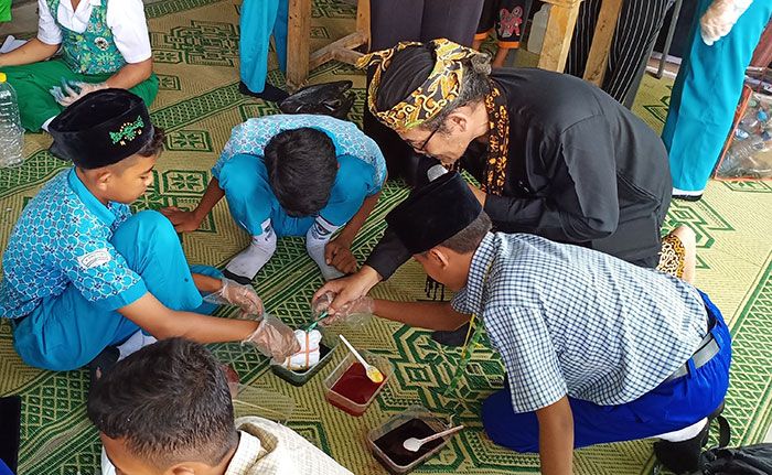 Siswa MTs Nurul Islam Manyar Gresik Belajar Batik Icel