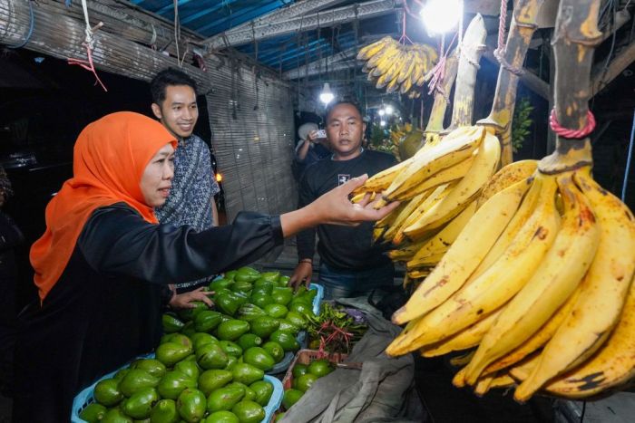 Gubernur Khofifah Bagikan Sembako dan Borong Pisang Agung di Pasar Ranuyoso Lumajang