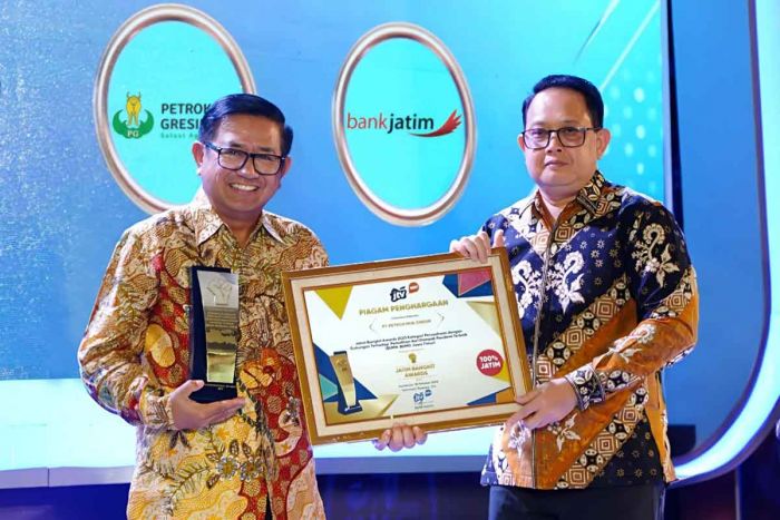 Petrokimia Gresik Terima Jatim Bangkit Award 2023