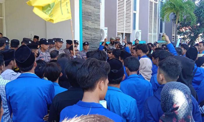 Sejumlah Sekolah di Bangkalan Patok Harga Atribut Rp1,5 Juta, AktiviS PMII Gerduk Kantor Disdik