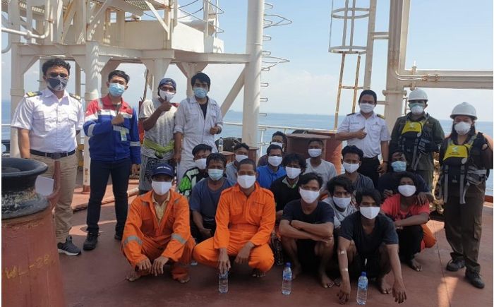 Kapal Terbakar, 16 Nelayan yang Diselamatkan Kapal MT Queen Tiba di Tuban