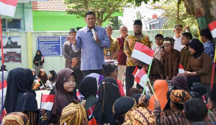 Wali Kota Kediri Beri Kain Seragam Gratis untuk Peserta Didik Baru Tingkat SD dan SMP