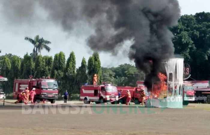 Peringati HUT, Satpol PP, Linmas dan Damkar Tampilkan Simulasi Tanggap Darurat Bencana