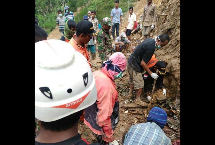 Pasutri‎ Korban Tewas dalam Musibah Longsor di Pacitan Ditemukan Tim SAR Gabungan