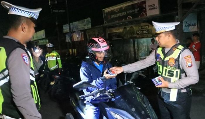 Gelar Razia, Polres Bangkalan Beri Hadiah ke Pengendara Motor yang Taat Lalu Lintas Gelar Razia, Polres Bangkalan Beri Hadiah ke Pengendara Motor yang Taat Lalu Lintas
