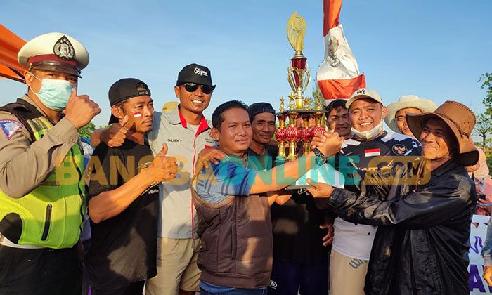 Tim Tebaloan Juara Lomba Dayung Perahu Desa Gredek Gresik 2022