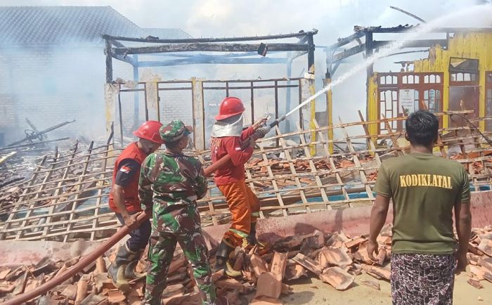 Dua Rumah Petani di Desa Gro