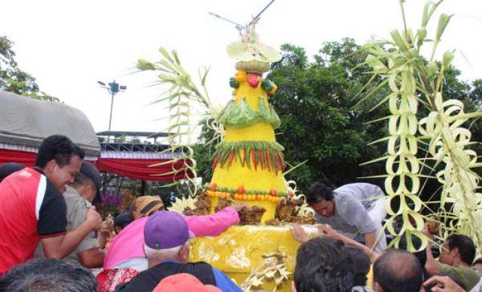 Puncak Peringatan HUT Kabupaten Tulungagung ke-810, Gelar Arak-arakan Tumpeng Lanang dan Wadon