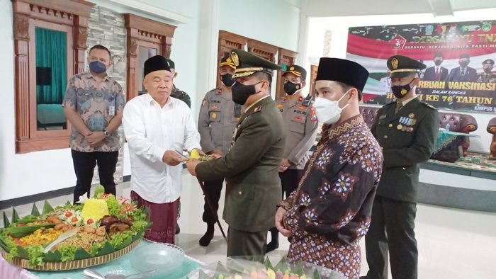 HUT TNI ke-76, Kiai Asep dan TNI Potong Tumpeng dan Gelar Vaksinasi di Pesantren Amanatul Ummah