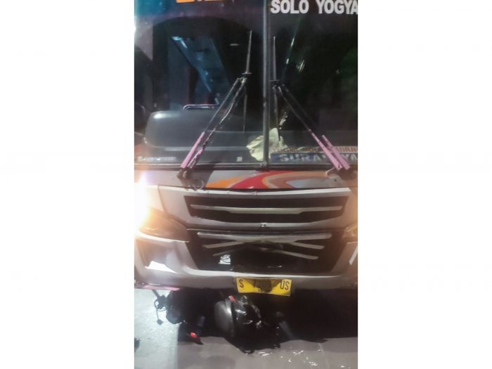 Sopir Tidak Konsentrasi, Bus Mira Seruduk Dua Motor di Raya Ketegan Sidoarjo