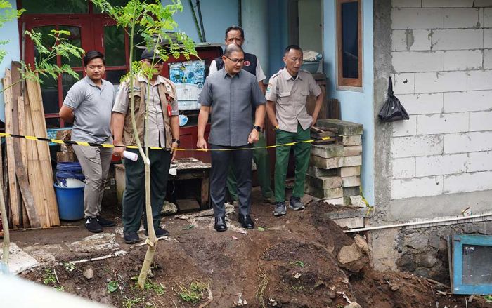 Tinjau Lokasi Longsor di Desa Gunungsari, Pj Wali Kota Batu Imbau Warga Tetap Waspada